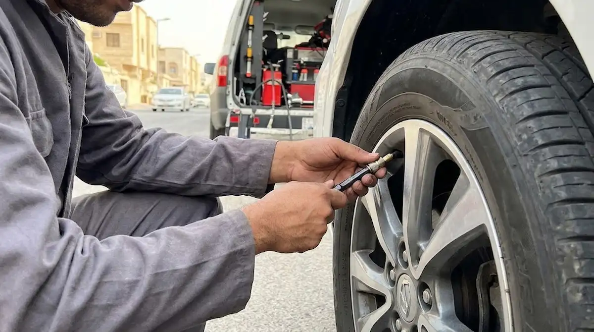 فحص وصيانة صمام (بلف) إطار السيارة